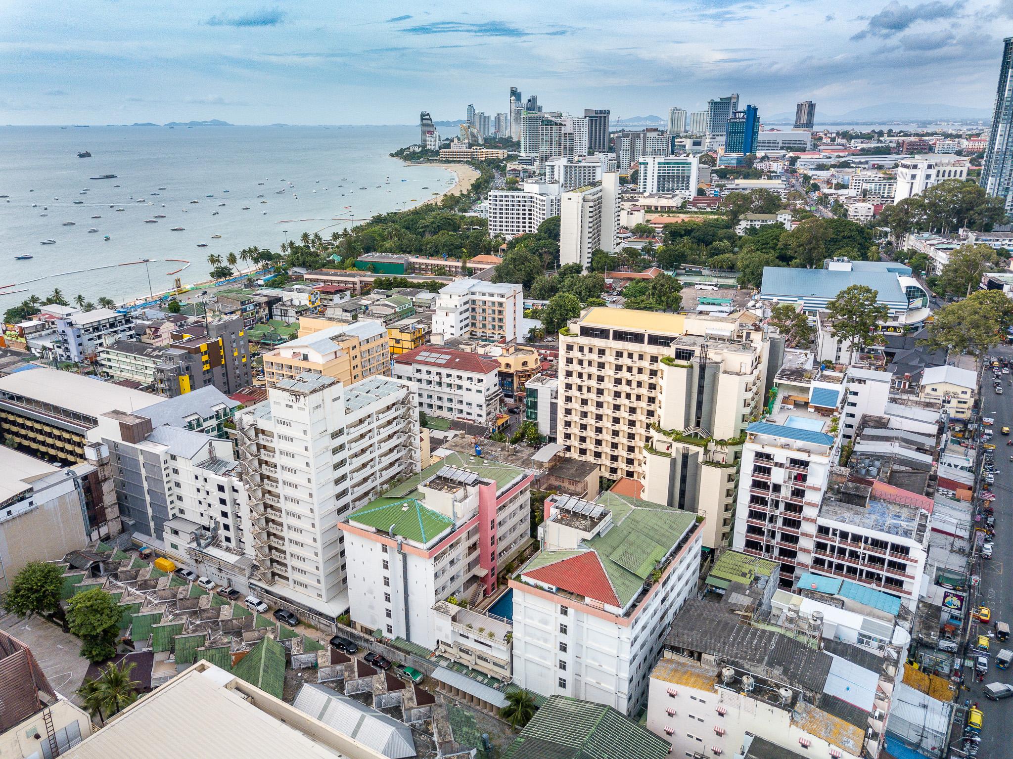 Eastiny Place Hotel Pattaya Bagian luar foto