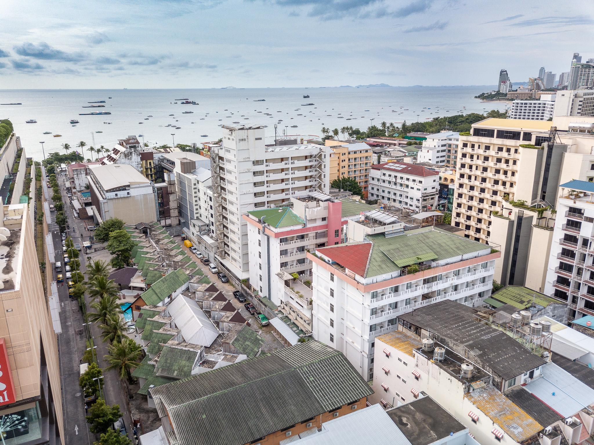 Eastiny Place Hotel Pattaya Bagian luar foto